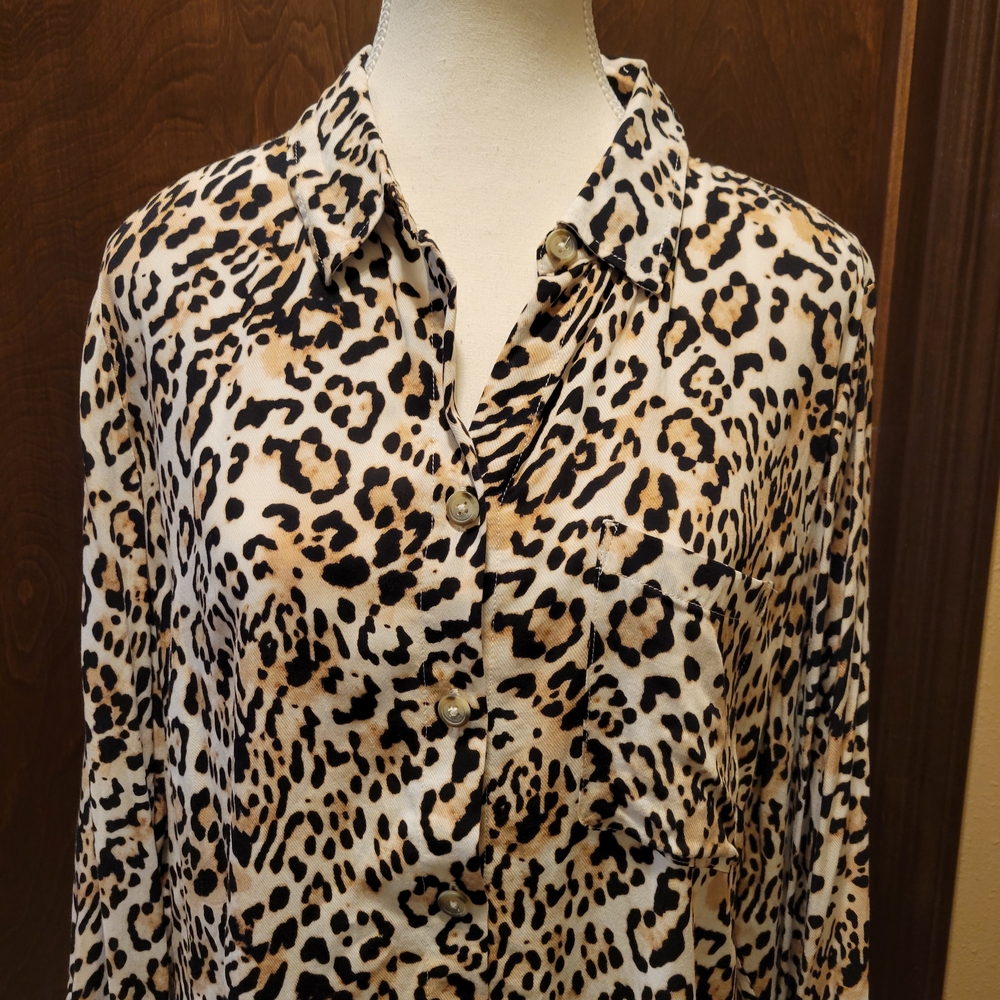 Chico's Leopard Print Button Down Shirt NWT - Picture 3 of 11